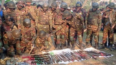 পুকুরের তলদেশ যেন অস্ত্রের গুদাম