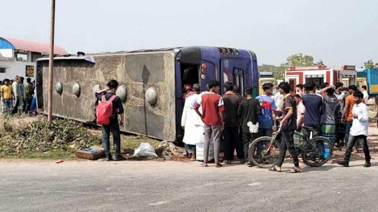 ফরিদপুরে বাস উল্টে সুপারভাইজারসহ নিহত ২