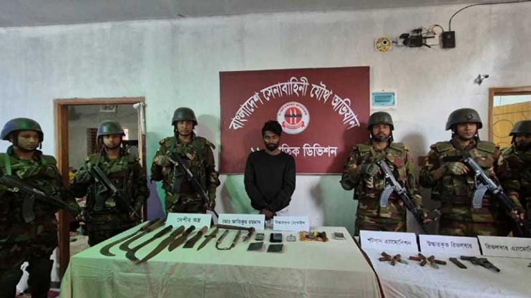 মজুত করা হয়েছিল রিভলবার ও গুলি, নুরু বাহিনীর সদস্য আটক