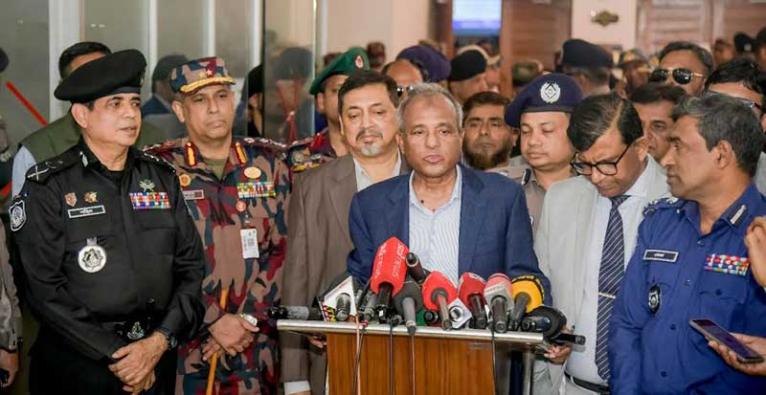 ফ্যাসিবাদের করুণ পরিণতির কথা মাথায় রেখে সততা ও নিষ্ঠার সঙ্গে দায়িত্ব পালনের নির্দেশ স্বরাষ্ট্র উপদেষ্টার