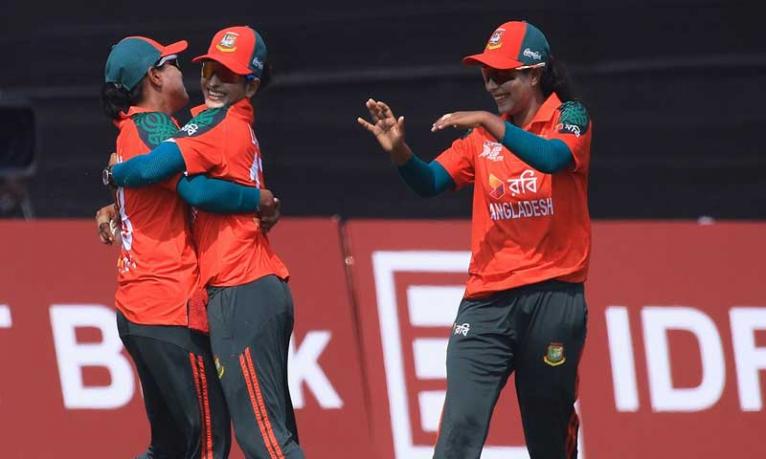 ফারজানার শেষের ঝড়ে সেমিফাইনালে বাংলাদেশ