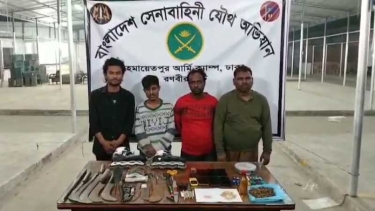 সাভারে যৌথবাহিনীর অভিযানে অস্ত্র ও মাদকসহ ৪ ছিনতাইকারী আটক