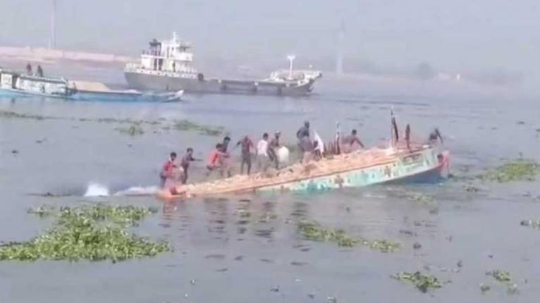 ধলেশ্বরীতে ইটবাহী ট্রলার ডুবি, অল্পের জন্য রক্ষা পেলেন ১৩ শ্রমিক
