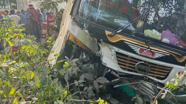 বরিশালে বাসচাপায় প্রাণ গেল ব্যাংক কর্মকর্তার