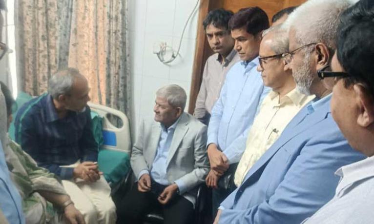 ডা. রফিককে দেখতে হাসপাতালে মির্জা ফখরুল