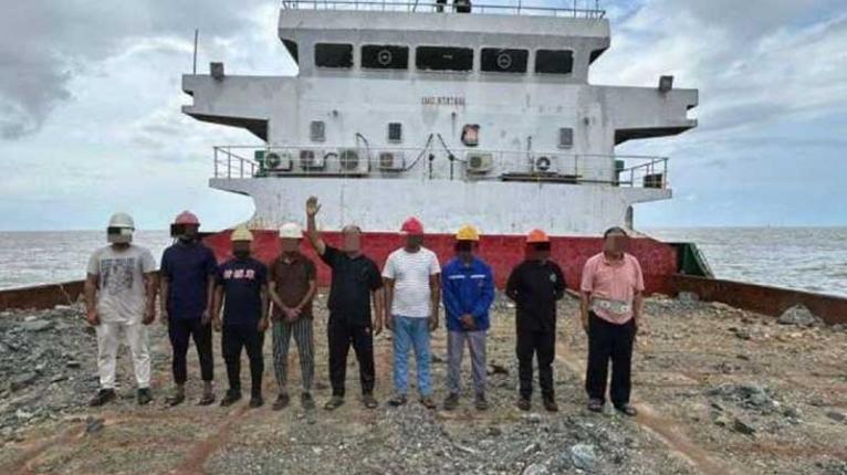 মালয়েশিয়ায় জাহাজসহ ৮ বাংলাদেশি ক্রু আটক