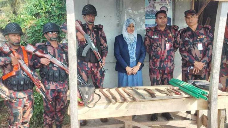 বাগেরহাটে বিপুল পরিমাণ দেশীয় অস্ত্র উদ্ধার, যুবক আটক