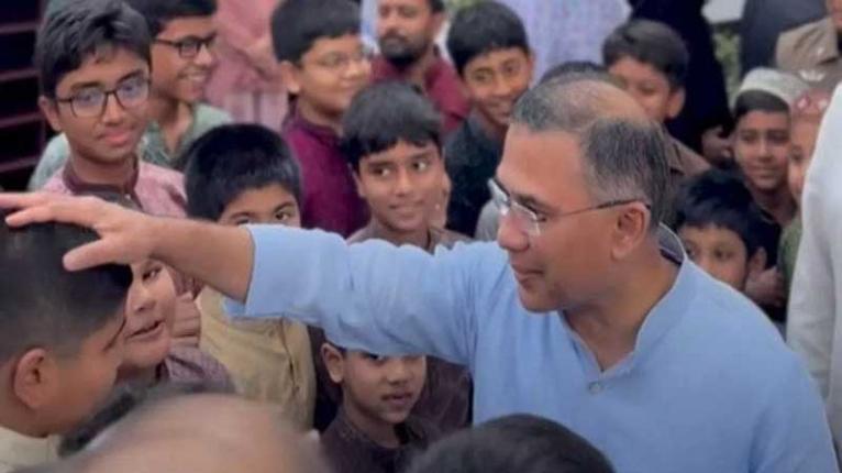 জুমার নামাজের পর শিশুদের সঙ্গে প্রধানমন্ত্রীর কুশল বিনিময়