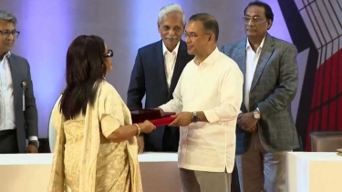 একুশে পদক প্রদান করছেন প্রধানমন্ত্রী তারেক রহমান