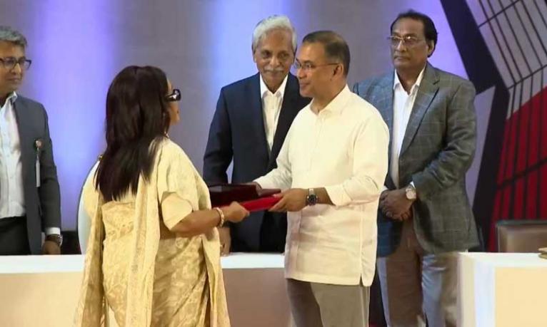 একুশে পদক প্রদান করছেন প্রধানমন্ত্রী তারেক রহমান