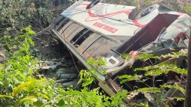 নিয়ন্ত্রণ হারিয়ে বাস উল্টে খাদে, আহত ৪০