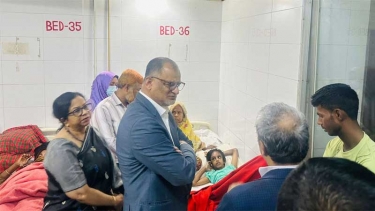 শিশু মোহনাকে দেখতে হাসপাতালে বিমান উপদেষ্টা