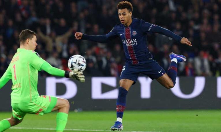 নাটকের রাতে শীর্ষে ফিরল পিএসজি