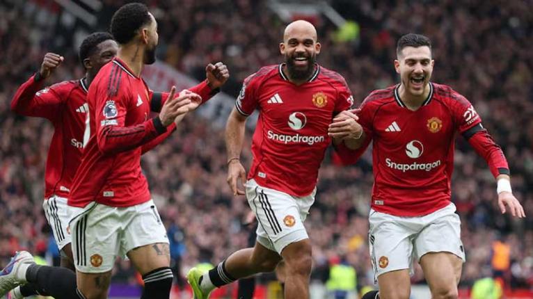 ক্যারিকের ছোঁয়ায় বদলে গেলো ম্যানইউ, তুলে নিলো টানা চতুর্থ জয়