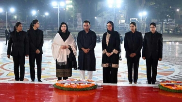 শহীদ রাষ্ট্রপতি জিয়াউর রহমান-খালেদা জিয়ার পরিবারের পক্ষ থেকে শ্রদ্ধা নিবেদন