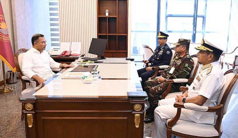 প্রধানমন্ত্রীর সঙ্গে তিন বাহিনী প্রধানের সাক্ষাৎ