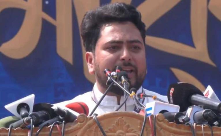 ভোটকেন্দ্রে মোবাইল নিষেধাজ্ঞা প্রত্যাহার না হলে ইসি ঘেরাওয়ের ঘোষণা নাহিদের