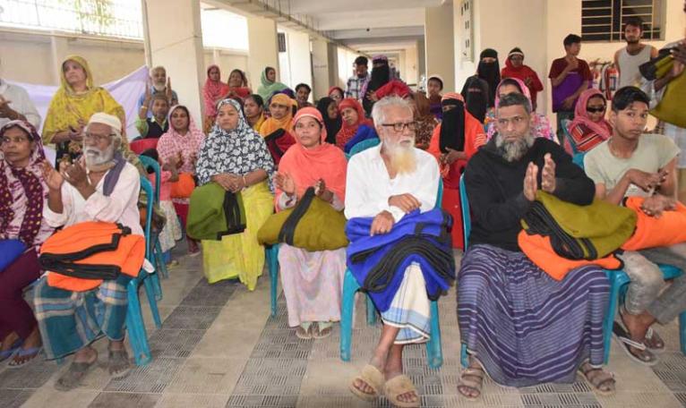 নিউজ টু নারায়ণগঞ্জ এর উদ্যোগে দরিদ্র শীতার্তদের মাঝে কম্বল বিতরণ