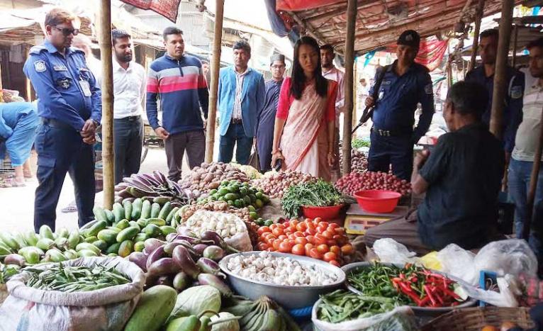 পৌর শহরে বিশেষ অভিযান, বাজার স্থিতিশীল রাখতে সরিষাবাড়ী প্রশাসনের তৎপরতা