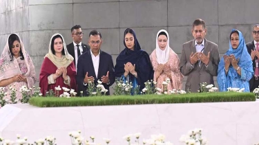 নতুন প্রধানমন্ত্রী শপথগ্রহণ করেই বাবা-মায়ের কবর জিয়ারত করলেন