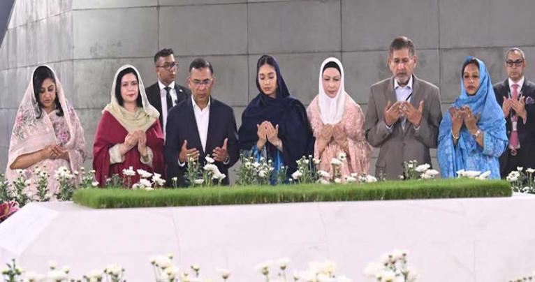নতুন প্রধানমন্ত্রী শপথগ্রহণ করেই বাবা-মায়ের কবর জিয়ারত করলেন
