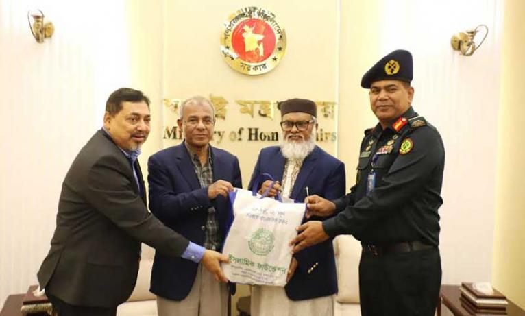 কারাগারের জন্য ১৩ হাজার ধর্মীয় বই দিলেন ধর্ম উপদেষ্টা