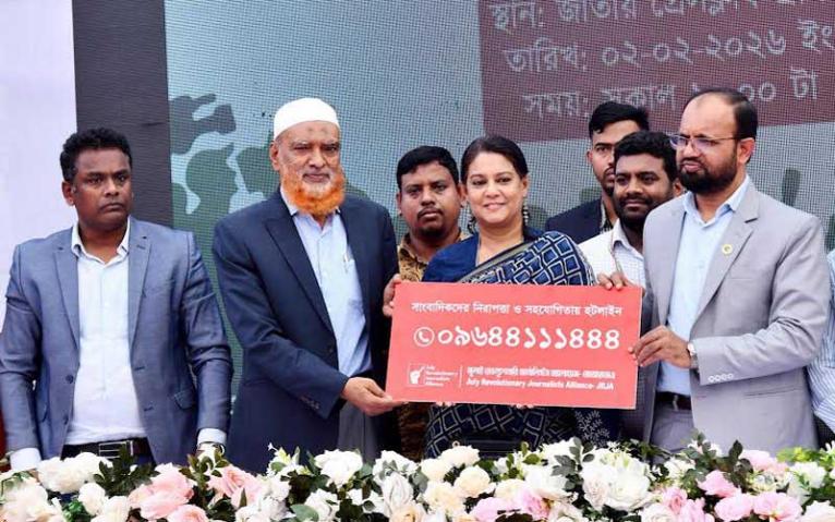 পেশাদারিত্বের বিষয়ে সাংবাদিকদের আপসহীন হতে হবে: তথ্য উপদেষ্টা