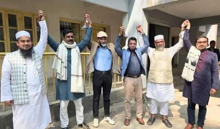 জামালপুর-৪ আসনে প্রার্থীরা হাতে হাত রেখে শপথ নিলেন