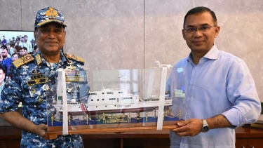 প্রধানমন্ত্রীর সঙ্গে কোস্টগার্ডের মহাপরিচালকের সাক্ষাৎ