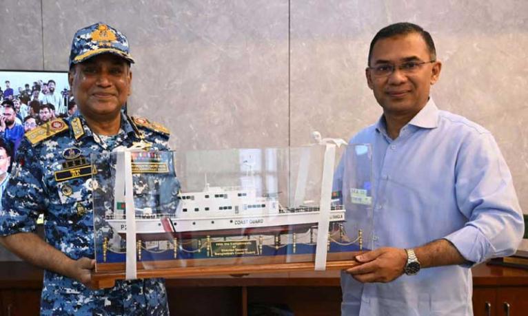 প্রধানমন্ত্রীর সঙ্গে কোস্টগার্ডের মহাপরিচালকের সাক্ষাৎ