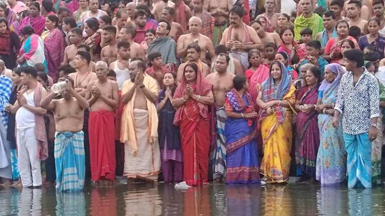 মহাষ্টমী পুণ্যস্নান: লাখো ভক্তের পদচারণায় মুখরিত লাঙ্গলবন্দ