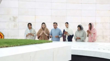 ঈদের দিন মা-বাবার কবর জিয়ারত করেছেন প্রধানমন্ত্রী