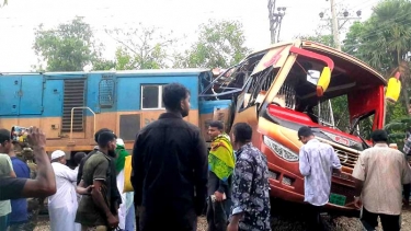 কুমিল্লায় ট্রেনের ধাক্কায় বাস দুমড়ে-মুচড়ে নিহত ১২