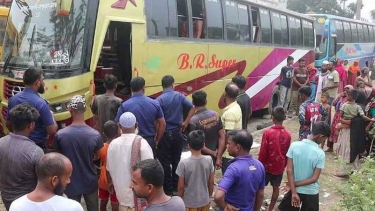 নওগাঁয় বাসের ভেতরে যুবকের মরদেহ