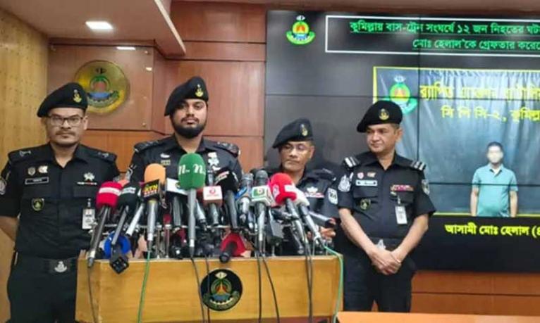 ২ গেটম্যানের অবহেলায় কুমিল্লায় বাস-ট্রেন দুর্ঘটনা : র‌্যাব