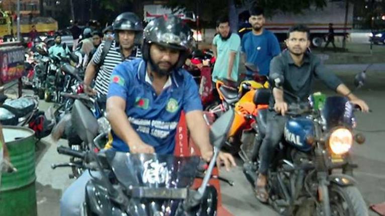 বেশিরভাগ পাম্পে উপচে পড়া ভিড়, মিলছে না তেল