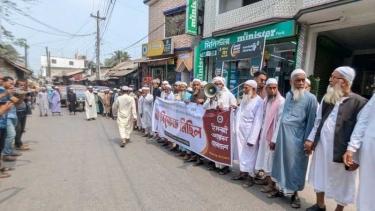 বরিশালে ইউপি চেয়ারম্যানকে মারধরের ঘটনায় বিক্ষোভ