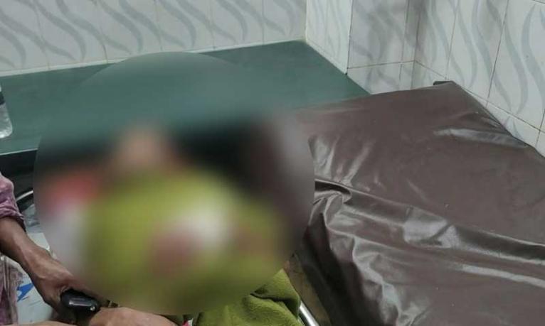 মেয়েকে উত্যক্তের প্রতিবাদ করায় বাবাকে মারধর