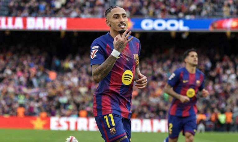 রাফিনিয়ার হ্যাটট্রিকে সেভিয়াকে উড়িয়ে দিল বার্সেলোনা