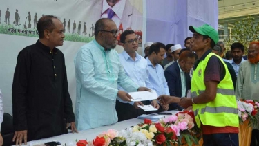 প্রধানমন্ত্রীর ঈদ অনুদান পরিচ্ছন্নতাকর্মীদের হাতে তুলে দিলেন সিসিক প্রশাসক