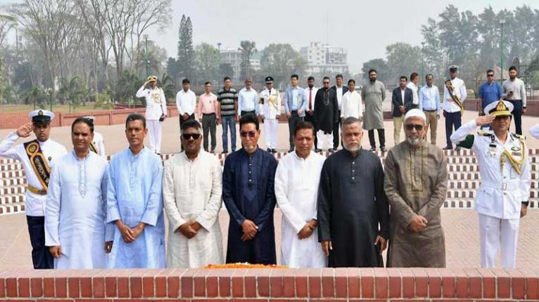 জাতীয় স্মৃতিসৌধে সংসদের চীফ হুইপ ও হুইপদের শ্রদ্ধা নিবেদন