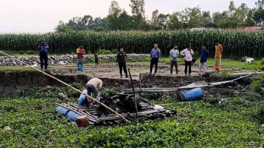 জামালপুরে প্রশাসনের কড়া অ্যাকশন, গুঁড়িয়ে দেওয়া হলো সেই ‘বেপরোয়া’ ড্রেজার !