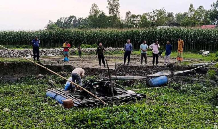 জামালপুরে প্রশাসনের কড়া অ্যাকশন, গুঁড়িয়ে দেওয়া হলো সেই ‘বেপরোয়া’ ড্রেজার !