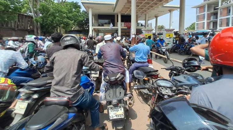 ফরিদপুরে জ্বালানি তেলের সংকটে ভোগান্তি, একটি পাম্পে চাহিদামতো তেল পেয়ে স্বস্তি গ্রাহকদের