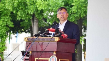 এই পোশাকে পুলিশ বাহিনী সন্তুষ্ট নয় : স্বরাষ্ট্রমন্ত্রী