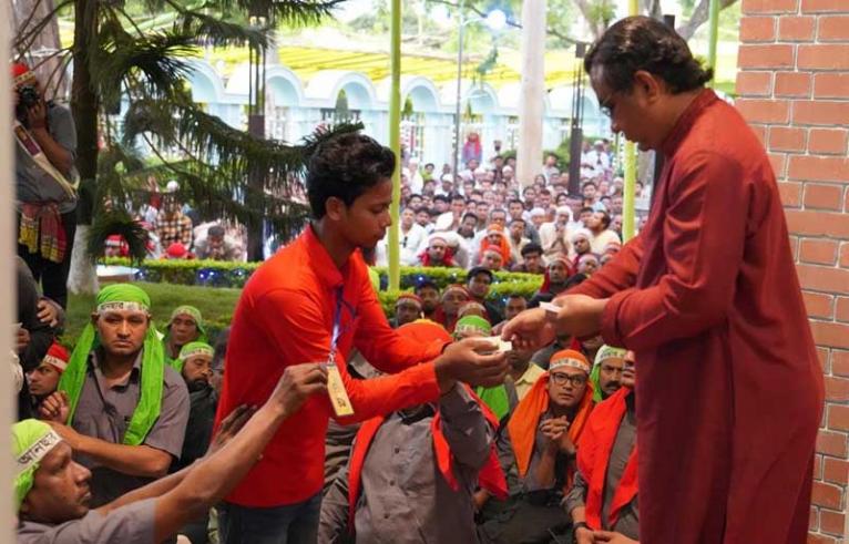 ফরিদপুরে অস্বচ্ছল জাকেরদের মাঝে চন্দ্রপুরী জাকের কল্যাণ ফাউন্ডেশনের পুঁজি সহায়তা প্রদান