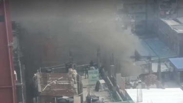 রাজধানীর হাতিরপুলে খাবারের দোকানে আগুন