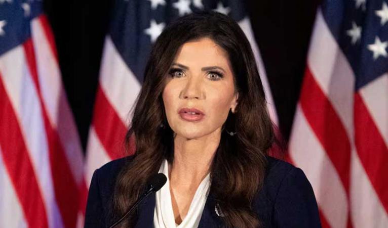 এবার স্বরাষ্ট্রমন্ত্রী ক্রিস্টি নোয়েমকে সরিয়ে দিলেন ডনাল্ড ট্রাম্প