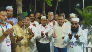 নানা-নানি ও খালার কবর জিয়ারত করলেন প্রধানমন্ত্রী