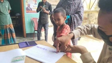 ​সরিষাবাড়ীতে অনিয়মের অভিযোগ, শিশুদের টিপসইয়ে ভিজিএফের চাল উত্তোলন